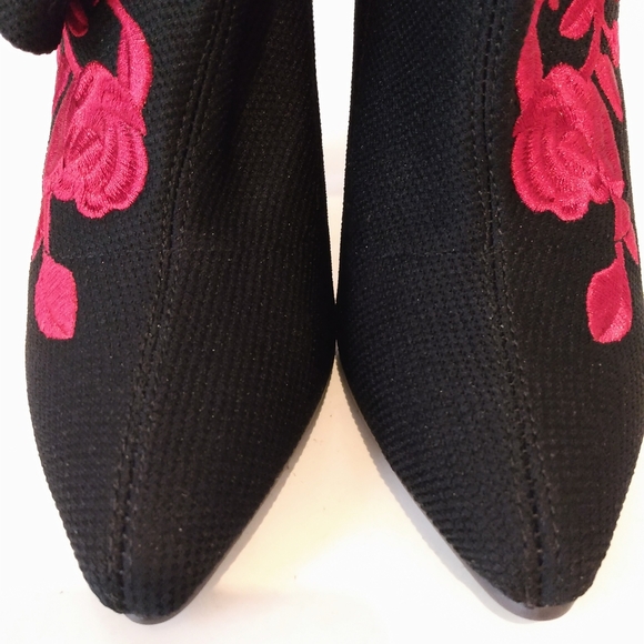 Qupid Black Fabric Red Embroidered Floral 4 1/4" Chunky Heel Sock Boots sz 6.5 - Picture 7 of 10